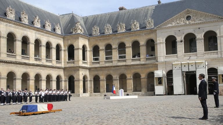 Emmanuel Macron dans la Cour des Invalides lors de l'hommage national rendu à Simone Veil le 05 juillet 2017