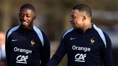 Ousmane Dembélé en discussion avec Kylian Mbappé lors d'un entraînement de la France, mars 2024