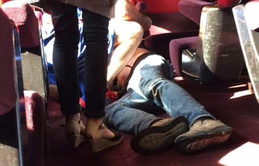 Photo prise avec un smartphone par un passager d'un homme blessé non identifié allongé dans l'allée du train Thalys attaqué le 21 août 2015