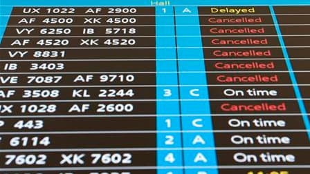 Panneau d'information à l'aéroport d'Orly. Le trafic aérien a repris très lentement en France, après cinq jours de paralysie provoquée par le nuage de cendres volcaniques islandais. /Photo prise le 20 avril 2010/REUTERS/Gonzalo Fuentes