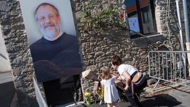 Un portrait du prêtre Olivier Maire accroché à Saint-Laurent-sur-Sèvre (Vendée), le 13 août 2021, quelques jours après la mort du religieux