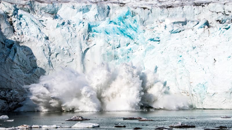 Un iceberg s'effondre près du village danois de Kulusuk, au Groenland, en août 2019