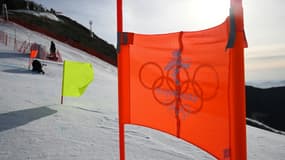 La piste de la descente hommes des JO-2022 balayée par le vent le 6 février 2022 à Yanqing