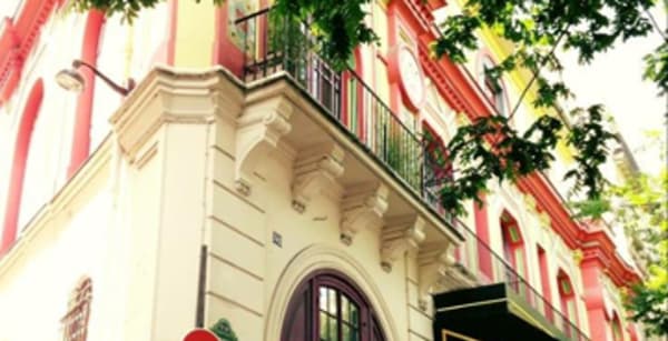 Le café va remplacer l'ancien salon de tatouage Black Bird Tattoo. Le café va remplacer l'ancien salon de tatouage Black Bird Tattoo.