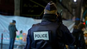 Un officier de police devant le Bataclan, le 25 novembre 2015.