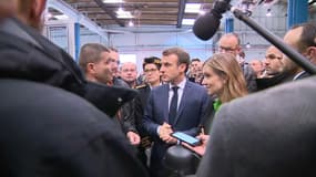 Emmanuel Macron rencontre des salariés de Whirlpool, dans la Somme, le 22 novembre 2019.