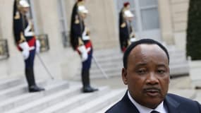 Le président du Niger Mahamadou Issoufou à sa sortie de l'Elysée vendredi. Les quatre otages français enlevés en septembre 2010 dans le nord du Niger sont vivants, a-t-il assuré dans une interview à France 24 diffusée samedi. /Photo prise le 10 mai 2013/R