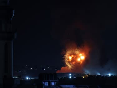 Un tir de roquette s'abat sur un bâtiment dans la bande de Gaza, le 7 août 2022. 
