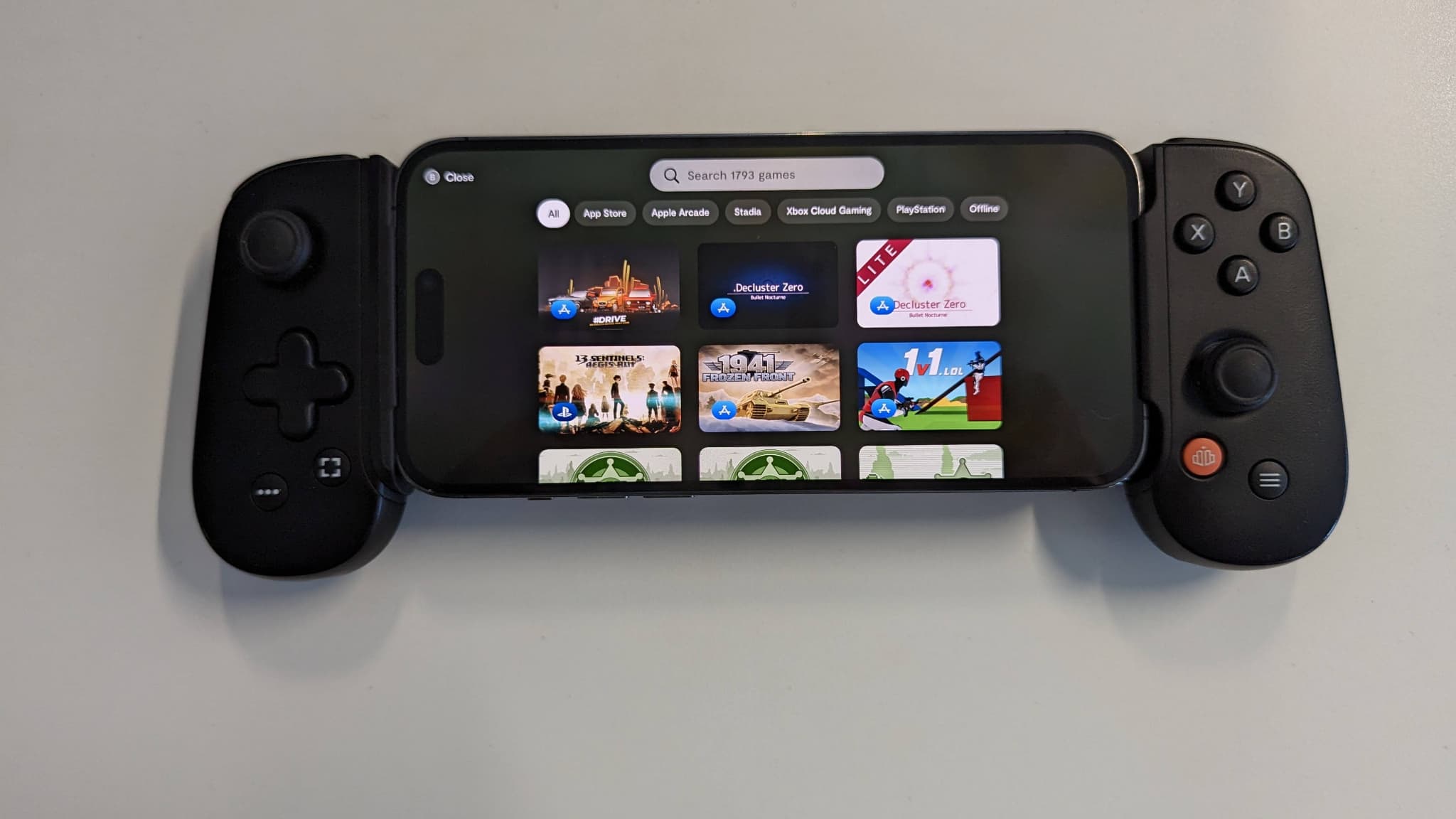 Tous les jeux et les services présents sur le smartphone sont regroupés au sein de l'application Backbone.
