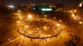 Place Tahrir au Caire. Le mouvement islamiste des Frères musulmans, première force de l'opposition égyptienne, a lancé jeudi un appel au renversement du président Hosni Moubarak et de son gouvernement pour mettre fin aux troubles. /Photo prise le 2 févrie