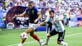 Kylian Mbappé devant Nicolas Tagliafico lors de France-Argentine à la Coupe du monde 2018 en Russie