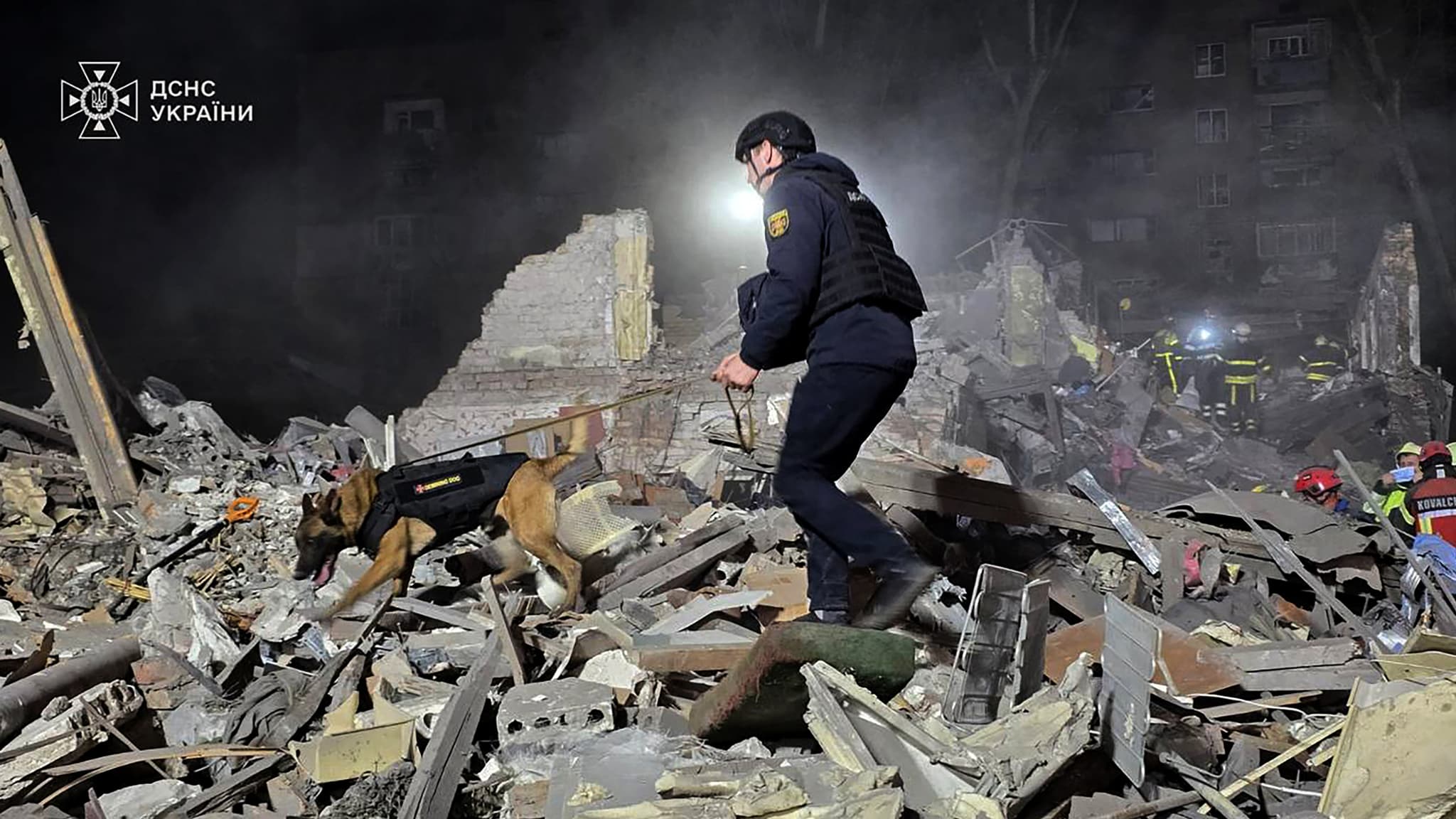 Cette photo prise et diffusée par le Service d'urgence de l'Ukraine le 24 avril 2025 montre des sauveteurs ukrainiens opérant sur le site d'une attaque de missiles russes à Kiev (Ukraine), dans le cadre de l'invasion russe de l'Ukraine. Cette photo prise et diffusée par le Service d'urgence de l'Ukraine le 24 avril 2025 montre des sauveteurs ukrainiens opérant sur le site d'une attaque de missiles russes à Kiev (Ukraine), dans le cadre de l'invasion russe de l'Ukraine.