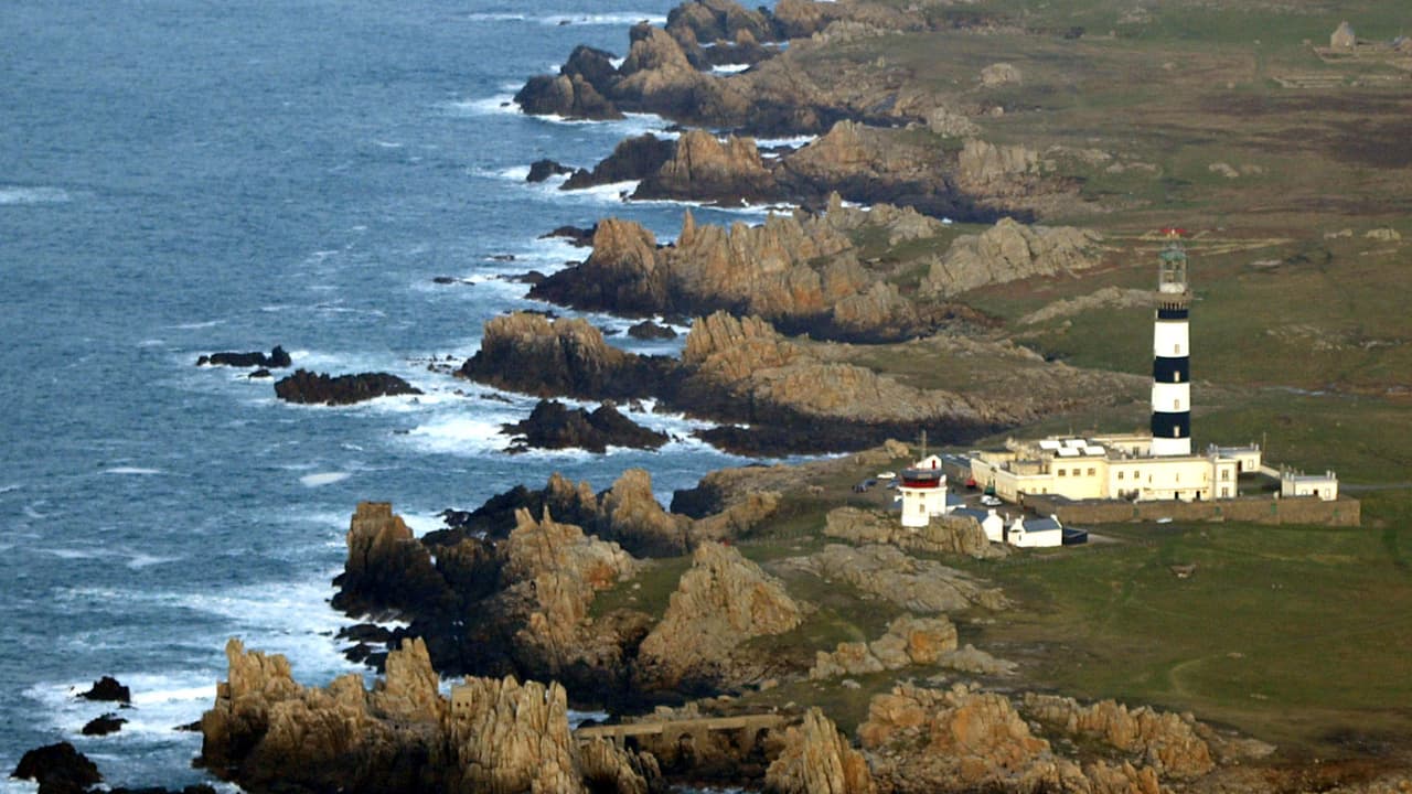 Famille Emportée Par Les Vagues 2022 Ouessant: une mère de famille meurt emportée par les vagues, ses deux