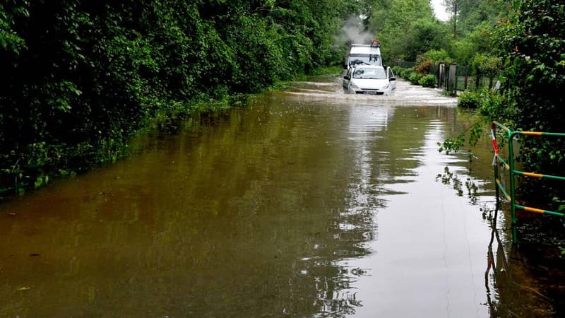 A Meung-sur-Loire, dans le Loiret, des véhicules prisonniers des eaux ont dû être abandonnés par leurs propriétaires (image d'illustration)