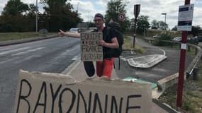 L'un des vainqueurs du championnat d'Europe d'auto-stop en plein effort de "levé de pouce".