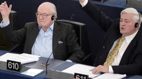 Jean-Marie Le Pen et Bruno Gollnisch au Parlement européen, le 19 mai dernier.