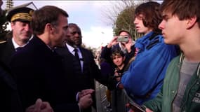 Emmanuel Macron à Plougastel-Daoulas dans le Finistère après la tempête Ciaran, interpellé par un jeune sur la question climatique, le 3 novembre 2023.