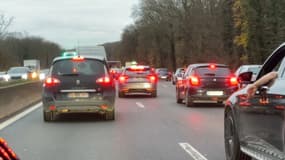 Une manifestation de chauffeurs de taxis en région parisienne, le lundi 3 décembre 2024.