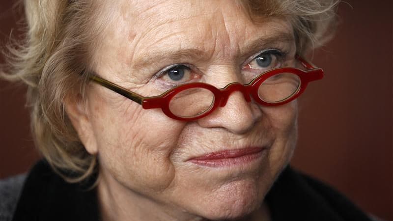 Eva Joly, candidate d'Europe Ecologie-Les Verts à la présidentielle, s'est refusée lundi à commenter les sondages qui la créditent de 2% à 3% des intentions de vote à la présidentielle, expliquant que sa candidature était légitime parce que les autres can