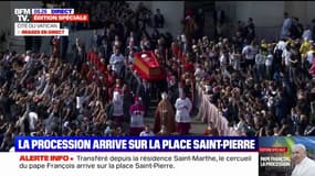Mort du pape François: la procession arrive sur la place Saint-Pierre