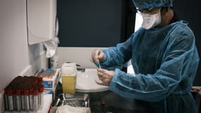 Une infirmière libérale contactée par le SIO prépare un prélèvement de test Covid PCR, le 9 novembre 2020 à Saint-Symphorien-sur-Coise