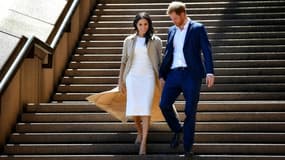 Harry et Meghan descendent les marches de l'opéra de Sydney le 16 octobre 2018