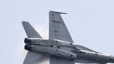 Un modèle F/A-18 d'avion de combat en plein vol