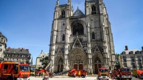 Des pompiers sur le parvis de la cathédrale de Nantes après un incendie, le 18 juillet 2020