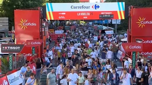 Les spectateurs sur la ligne d'arrivée de la Vuelta, le 14 septembre 2025.