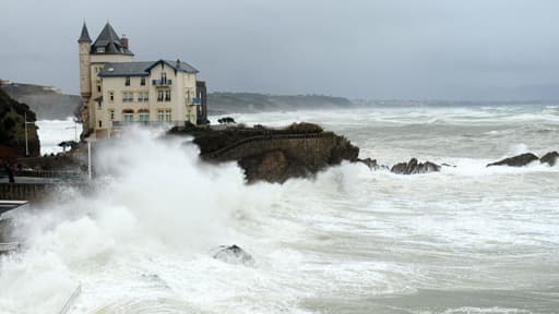 Les Landes et les Pyrénées-Atlantiques restent en alerte orange vagues-submersion, ce vendredi soir 28 février 2014.