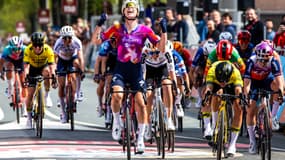 Lorena Wiebes levant les bras à l'arrivée de l'Amstel Gold Race, alors que Marianne Vos (en jaune) la dépasse
