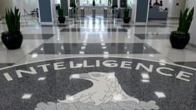Le logo de la Central Intelligence Agency dans le hall d'entrée du siège de la CIA à Langley, en Virginie, le 14 août 2008