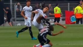 La faute de Gregore sur Fausto Vera lors de la finale de la Copa Libertadores, le 30 novembre 2024.