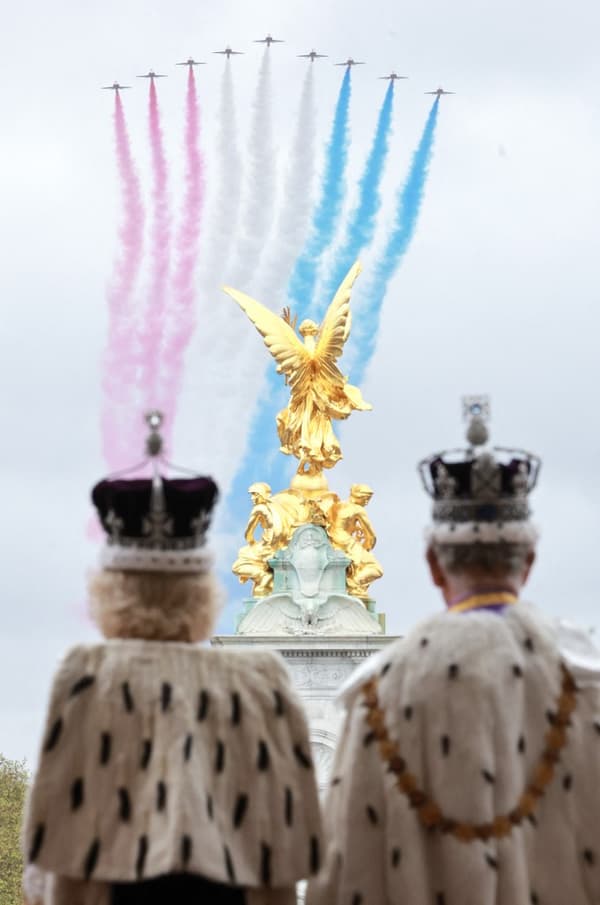 Le roi Charles et la reine Camilla au balcon de Buckingham Palace ce samedi.