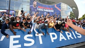 Des supporters du PSG au Parc des Princes pour l'arrivée de Lionel Messi