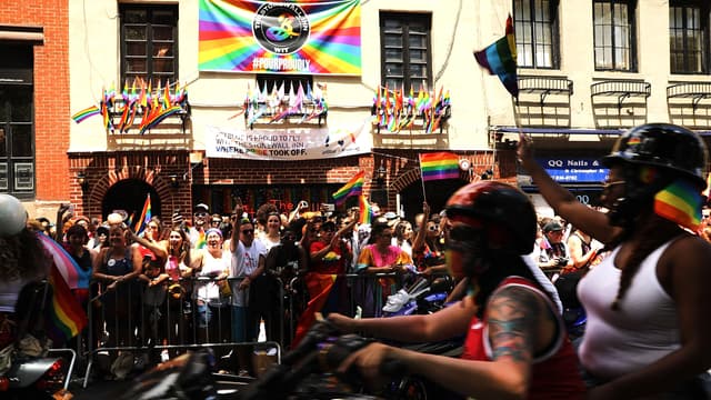 Une manifestation passant devant le Stonewall Inn, en 2017