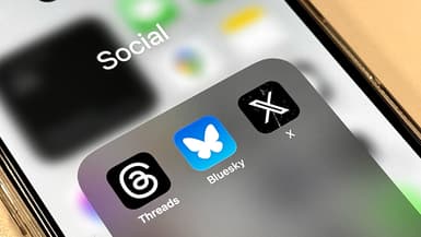 Les applications de Threads, Bluesky et Twitter (X) sur un smartphone