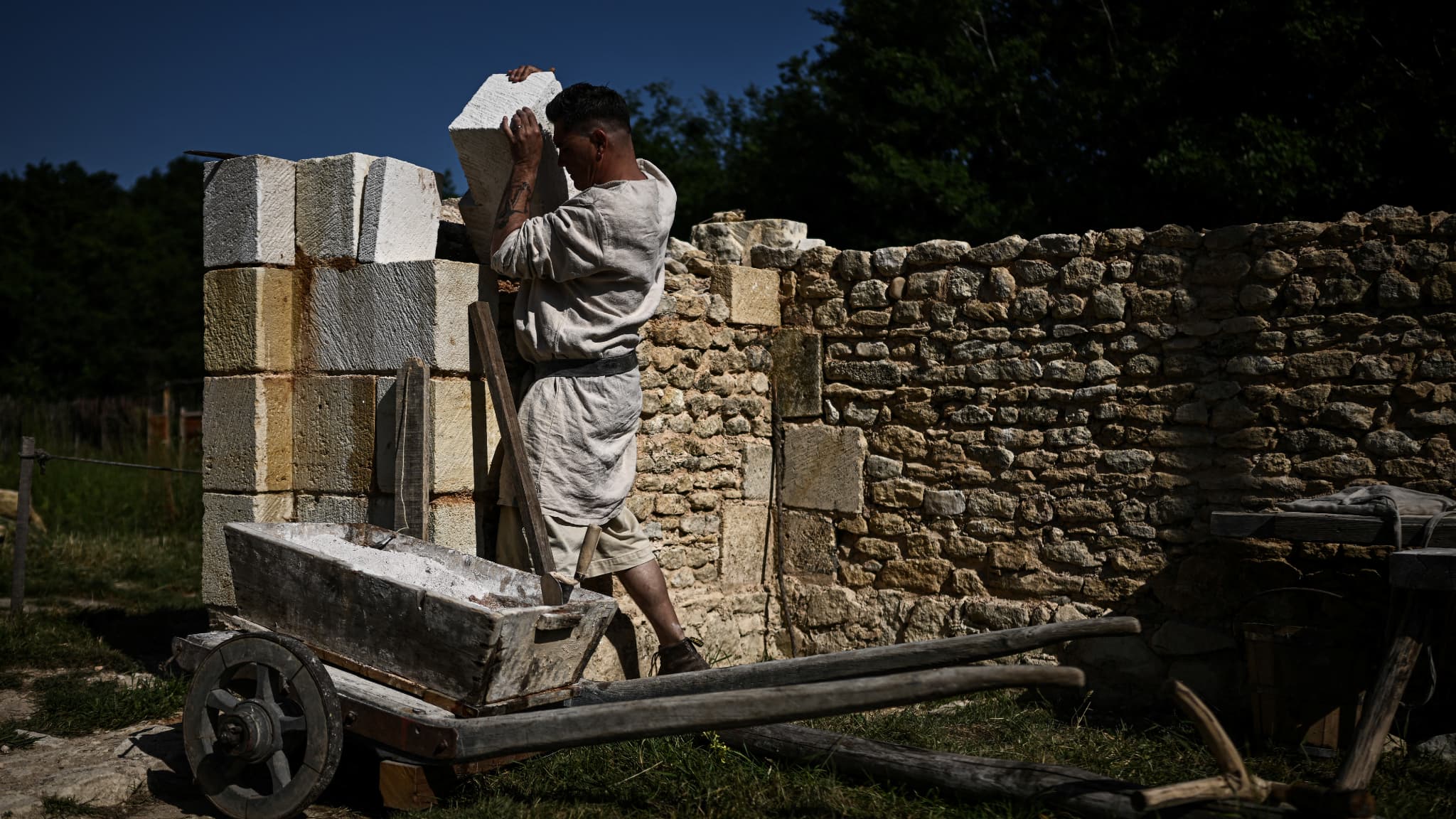 Frédéric Thibault, un tailleur de pierre, travaille sur la construction d'une cathédrale gothique le 16 mai 2025 à La Lande-de-Fronsac. Frédéric Thibault, un tailleur de pierre, travaille sur la construction d'une cathédrale gothique le 16 mai 2025 à La Lande-de-Fronsac.