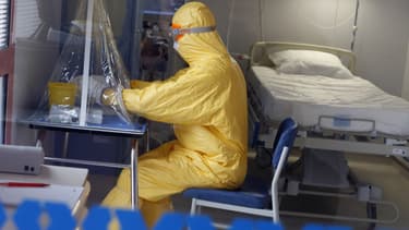 Un médecin dans une chambre à pression négative où était soignée l'infirmière de MSF contaminée par Ebola, à l'hôpital Bégin de Saint-Mandé, en région parisienne.