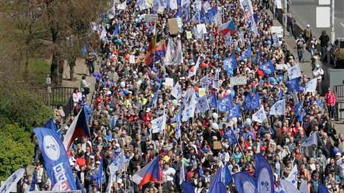 Plusieurs dizaines de milliers de Tchèques manifestent dans les rues de Prague pour protester contre les coupes dans les dépenses publiques, la hausse des impôts et la corruption, et réclamer la démission du gouvernement. /Photo prise le 21 avril 2012/REU