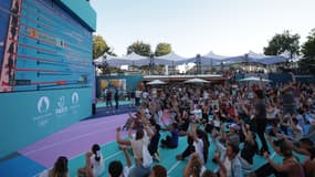 Des spectateurs réunis dans une fanzone des JO de Paris pour regarder la course de Léon Marchand, le 31 juillet 2024