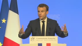 "Le cynisme fait aussi partie de la vie politique", Macron répond à Hollande