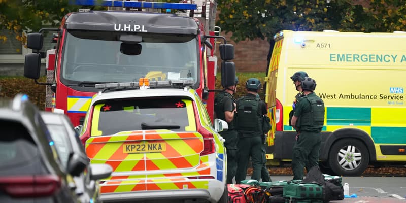 Des services d'urgence près de la synagogue Heaton Park Hebrew Congregation de Manchester, où plusieurs personnes ont été blessées après une attaque, le 2 octobre 2025.