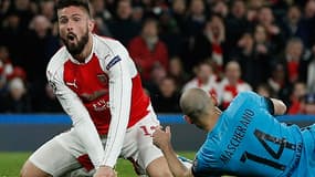 Olivier Giroud dépassé face au FC Barcelone