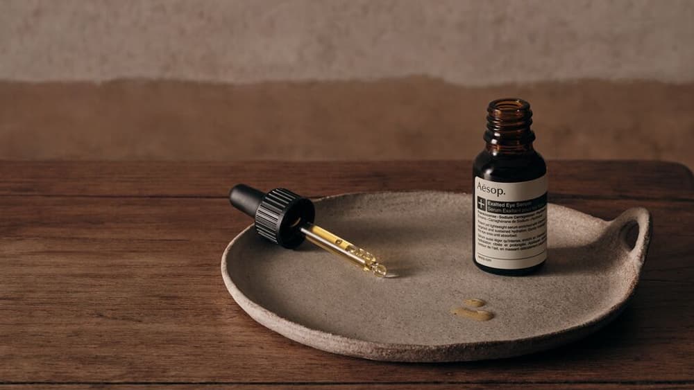 Le sérum pour les yeux d'Aesop. Le sérum pour les yeux d'Aesop.