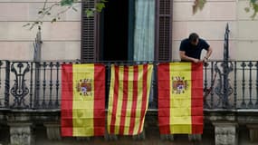 Des drapeaux espagnols et catalan à Barcelone, le 10 octobre 2017.