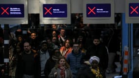 Des voyageurs gare de Lyon à Paris le 16 février 2024 lors d'une grève des contrôleurs de la SNCF