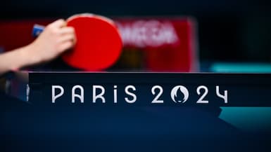 Un gros plan sur une raquette de tennis de table pendant les JO 2024 à Paris