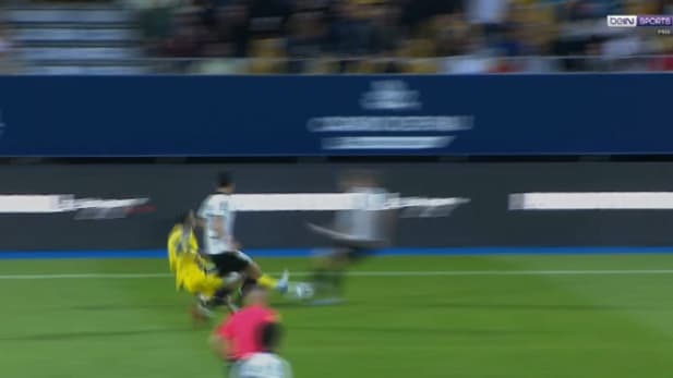 Le tacle de Joseph Kalulu lors de Pau-Red Star, le 12 septembre 2025.