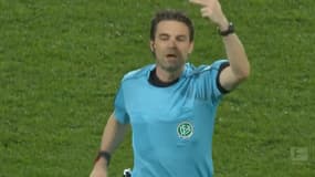 L'arbitre rappelle les joueurs sur la pelouse
